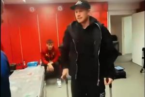 心系球队！比利时取胜即出线，34岁德布劳内拄双拐现身球队更衣室